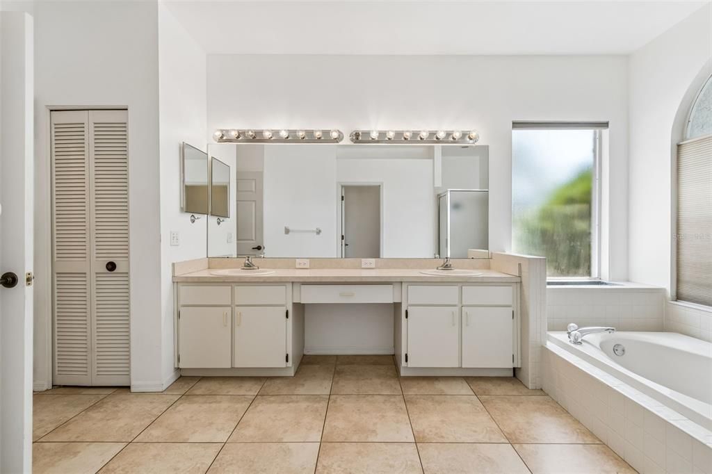Activo con contrato: $684,900 (4 camas, 3 baños, 2545 Pies cuadrados)