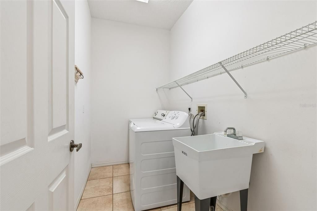 Activo con contrato: $684,900 (4 camas, 3 baños, 2545 Pies cuadrados)