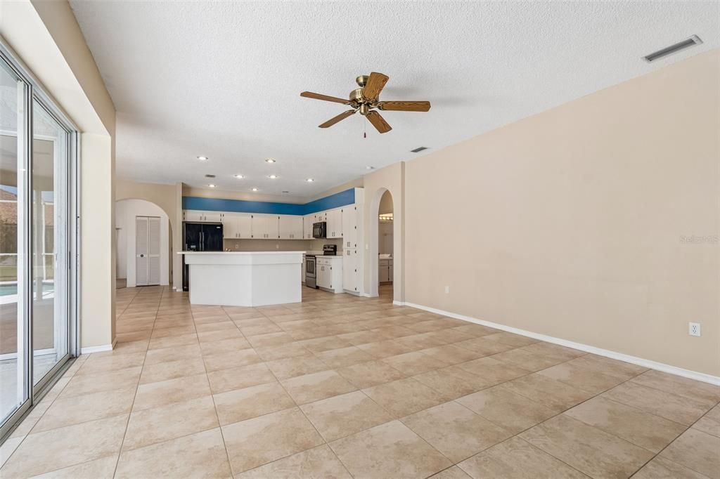 Activo con contrato: $684,900 (4 camas, 3 baños, 2545 Pies cuadrados)