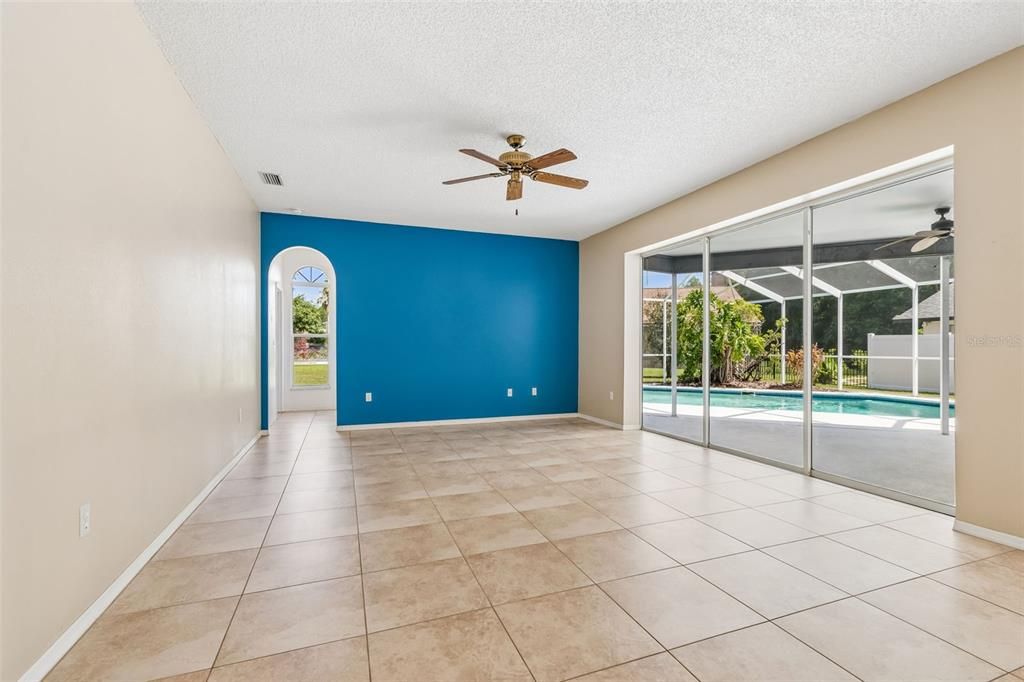 Activo con contrato: $684,900 (4 camas, 3 baños, 2545 Pies cuadrados)