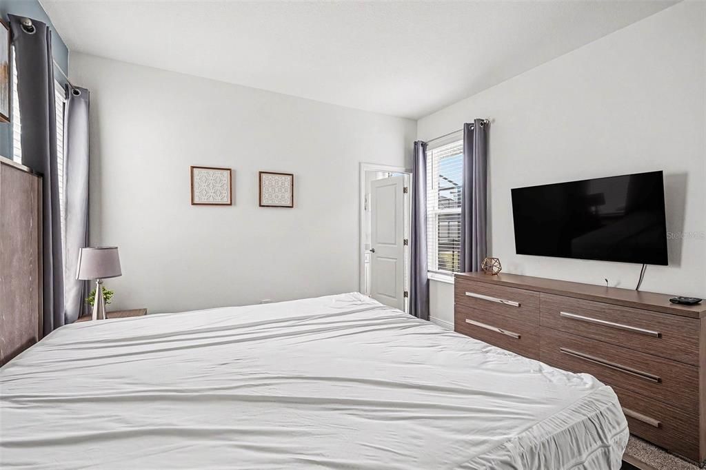 Activo con contrato: $604,900 (5 camas, 5 baños, 2996 Pies cuadrados)