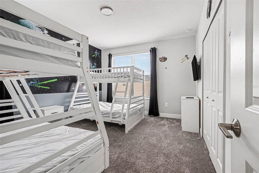 Activo con contrato: $604,900 (5 camas, 5 baños, 2996 Pies cuadrados)