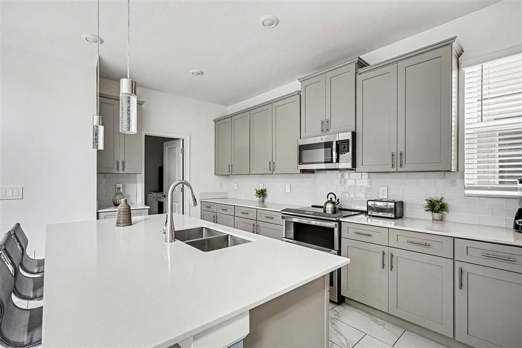 Activo con contrato: $604,900 (5 camas, 5 baños, 2996 Pies cuadrados)
