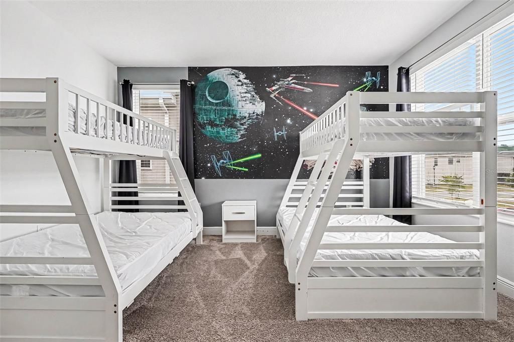 Activo con contrato: $604,900 (5 camas, 5 baños, 2996 Pies cuadrados)
