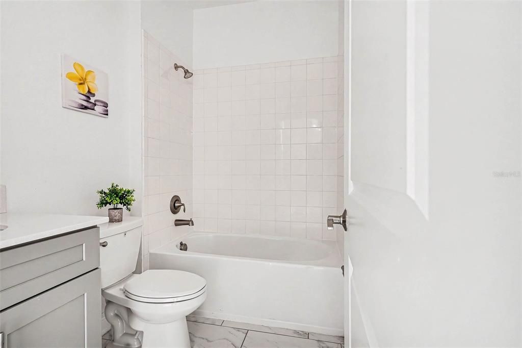 Activo con contrato: $604,900 (5 camas, 5 baños, 2996 Pies cuadrados)