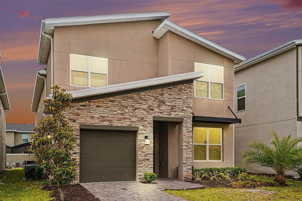 Activo con contrato: $604,900 (5 camas, 5 baños, 2996 Pies cuadrados)