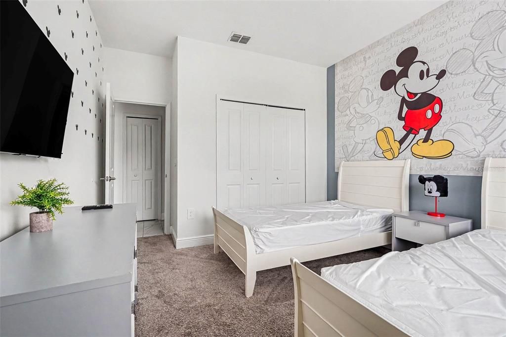 Activo con contrato: $604,900 (5 camas, 5 baños, 2996 Pies cuadrados)