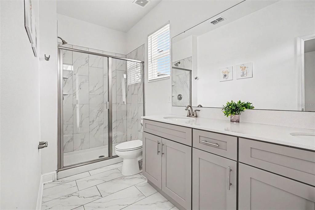 Activo con contrato: $604,900 (5 camas, 5 baños, 2996 Pies cuadrados)