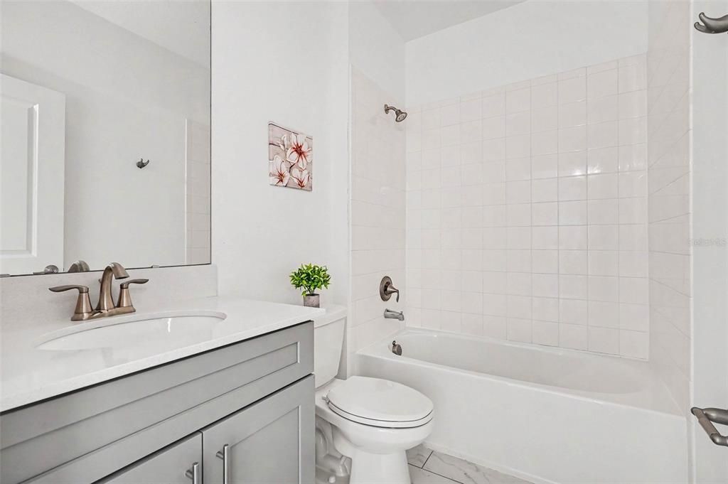 Activo con contrato: $604,900 (5 camas, 5 baños, 2996 Pies cuadrados)