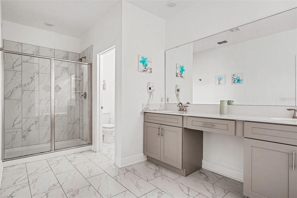 Activo con contrato: $604,900 (5 camas, 5 baños, 2996 Pies cuadrados)