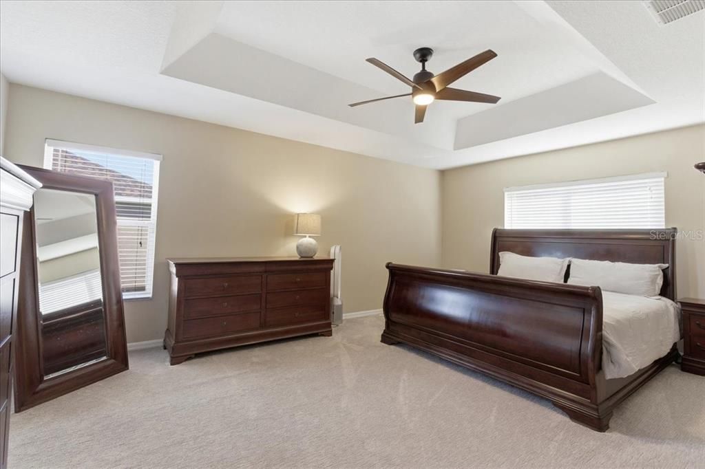 Activo con contrato: $445,000 (4 camas, 2 baños, 2541 Pies cuadrados)