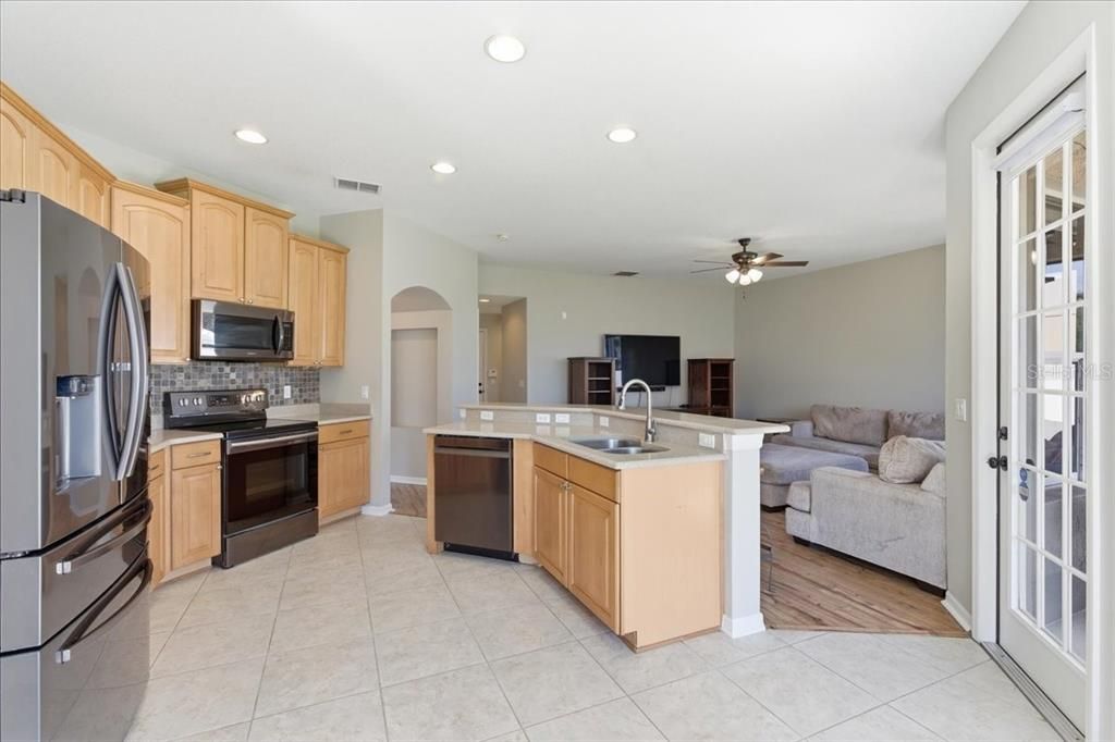 Activo con contrato: $445,000 (4 camas, 2 baños, 2541 Pies cuadrados)
