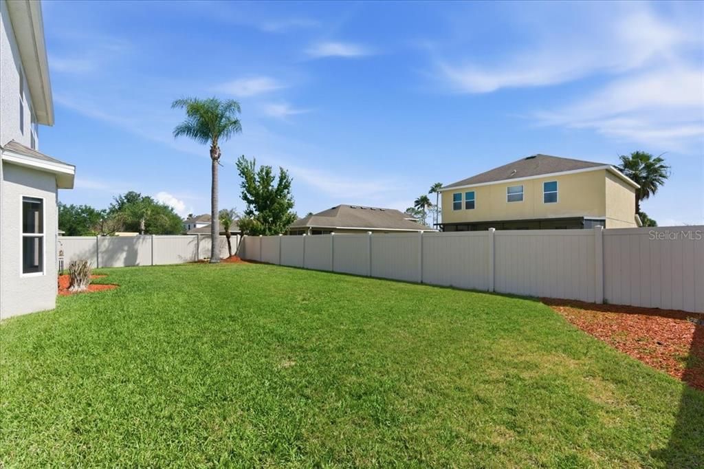Activo con contrato: $445,000 (4 camas, 2 baños, 2541 Pies cuadrados)