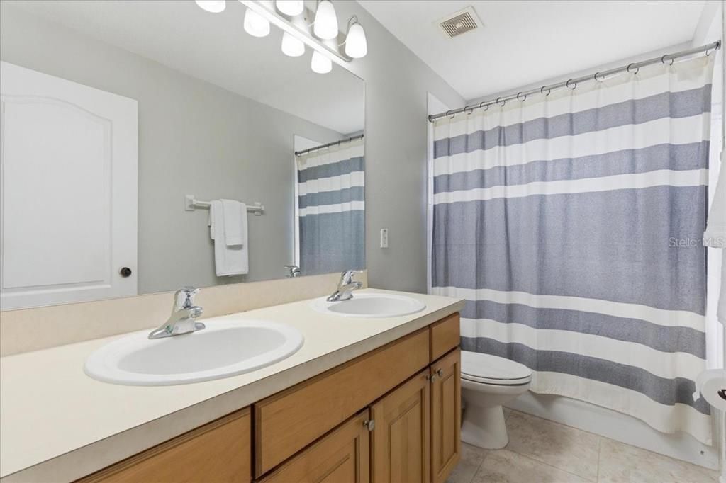 Activo con contrato: $445,000 (4 camas, 2 baños, 2541 Pies cuadrados)