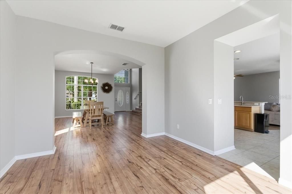 Activo con contrato: $445,000 (4 camas, 2 baños, 2541 Pies cuadrados)