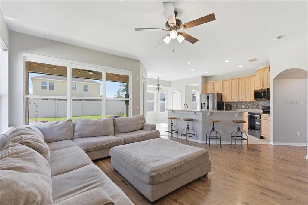 Activo con contrato: $445,000 (4 camas, 2 baños, 2541 Pies cuadrados)