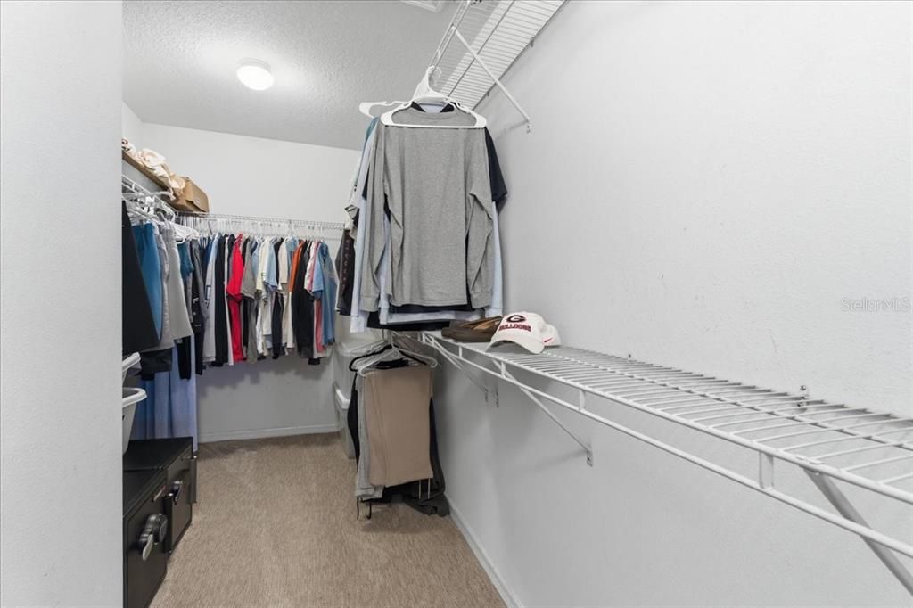 Activo con contrato: $445,000 (4 camas, 2 baños, 2541 Pies cuadrados)