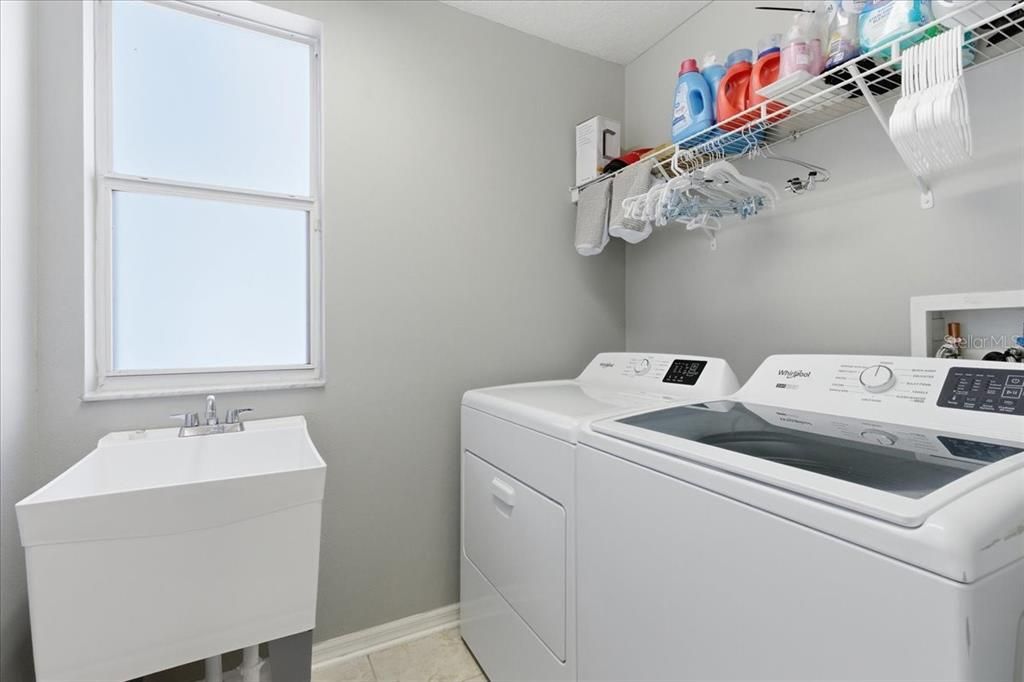 Activo con contrato: $445,000 (4 camas, 2 baños, 2541 Pies cuadrados)