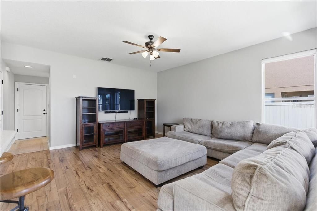 Activo con contrato: $445,000 (4 camas, 2 baños, 2541 Pies cuadrados)