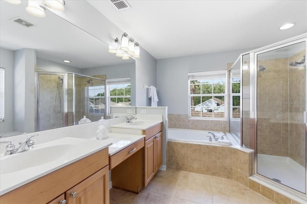 Activo con contrato: $445,000 (4 camas, 2 baños, 2541 Pies cuadrados)