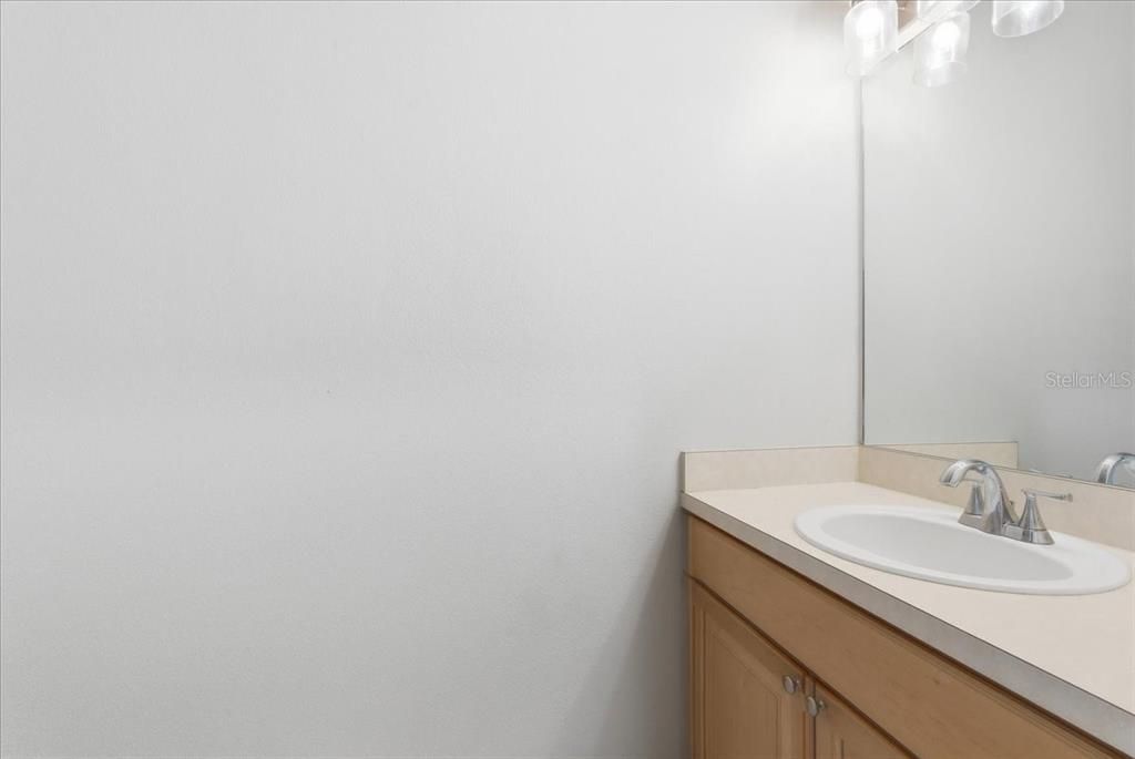 Activo con contrato: $445,000 (4 camas, 2 baños, 2541 Pies cuadrados)