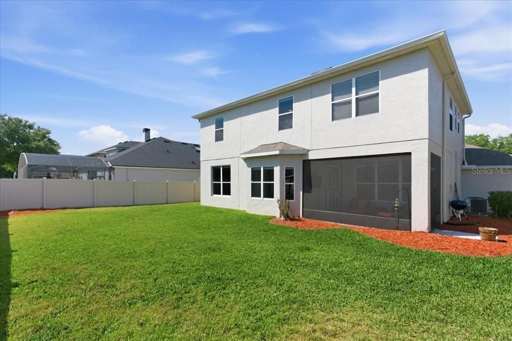 Activo con contrato: $445,000 (4 camas, 2 baños, 2541 Pies cuadrados)