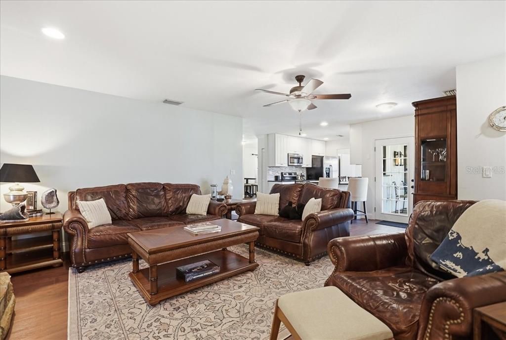 Activo con contrato: $415,000 (3 camas, 2 baños, 1786 Pies cuadrados)