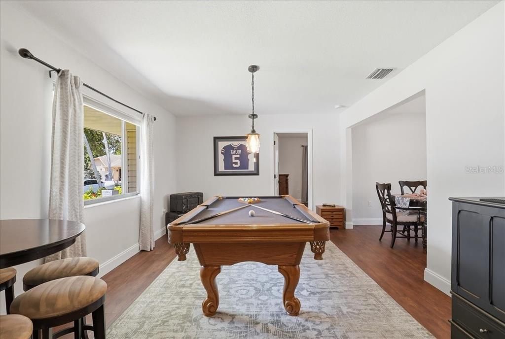 Activo con contrato: $415,000 (3 camas, 2 baños, 1786 Pies cuadrados)