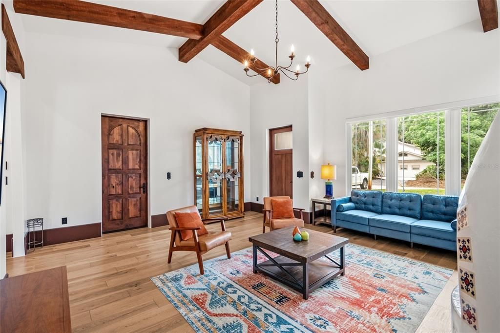 合同活跃: $2,500,000 (5 贝兹, 5 浴室, 5696 平方英尺)