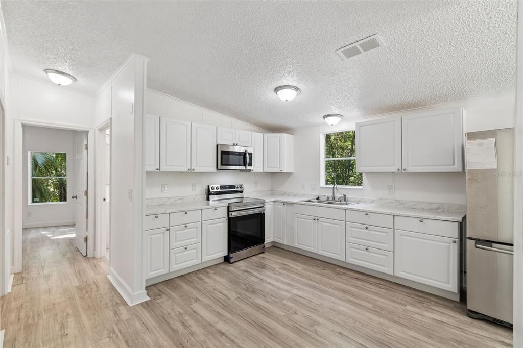 For Sale: $239,900 (3 beds, 2 baths, 1277 Square Feet)