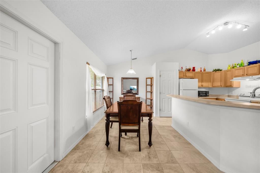 На продажу: $319,900 (3 спален, 2 ванн, 1858 Квадратных фут)