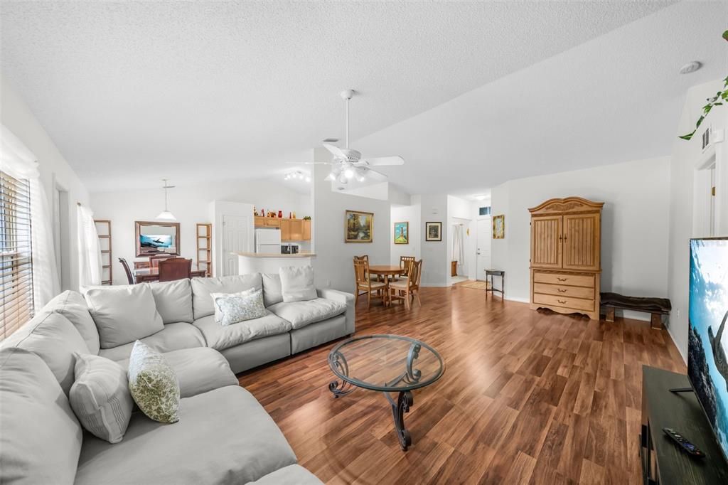 На продажу: $319,900 (3 спален, 2 ванн, 1858 Квадратных фут)