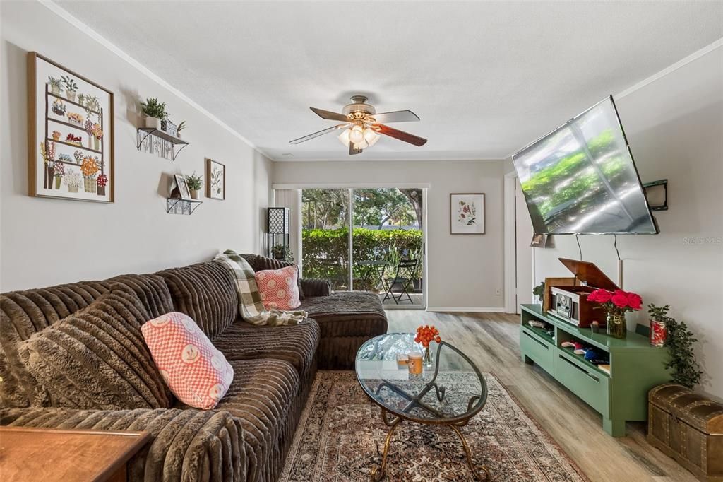 For Rent: $1,800 (1 beds, 1 baths, 728 Square Feet)