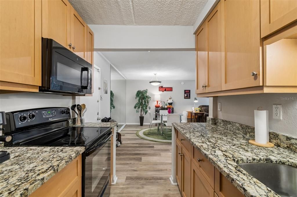 For Rent: $1,800 (1 beds, 1 baths, 728 Square Feet)