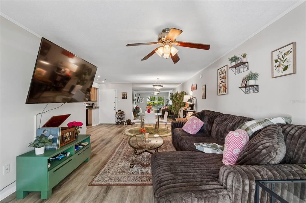 For Rent: $1,800 (1 beds, 1 baths, 728 Square Feet)