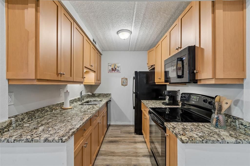 For Rent: $1,800 (1 beds, 1 baths, 728 Square Feet)