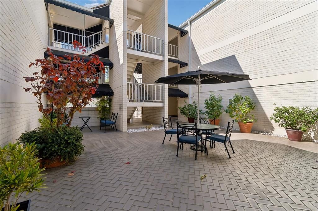 For Rent: $1,800 (1 beds, 1 baths, 728 Square Feet)