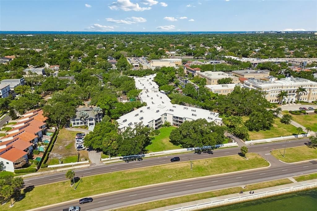 For Rent: $1,800 (1 beds, 1 baths, 728 Square Feet)
