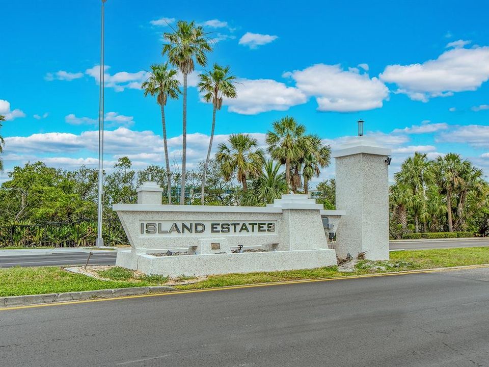 For Sale: $450,000 (2 beds, 2 baths, 905 Square Feet)