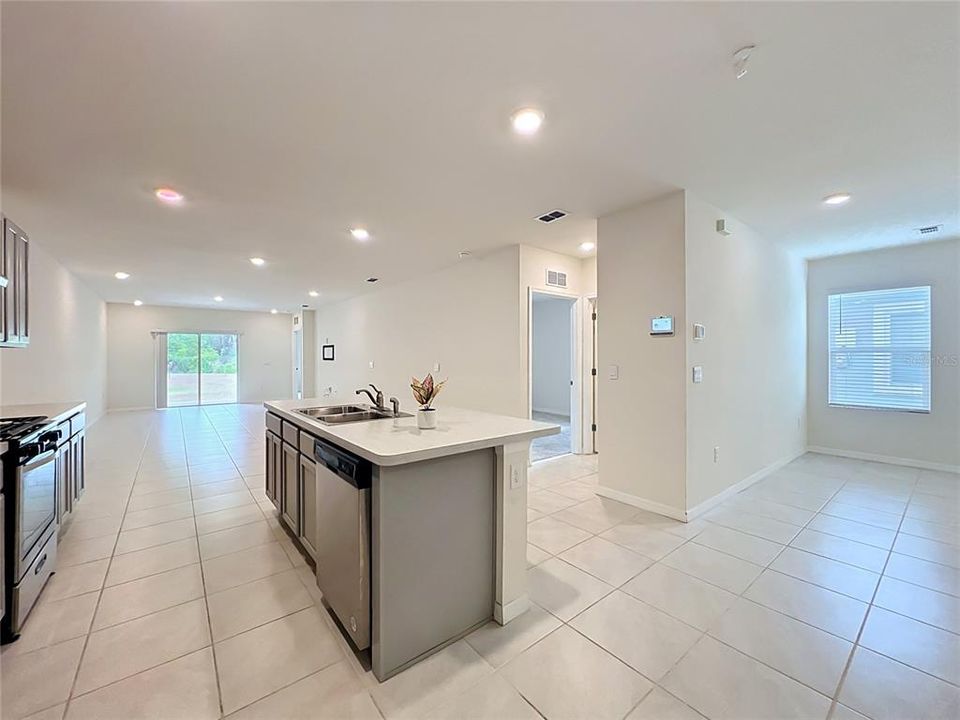 На продажу: $274,999 (2 спален, 2 ванн, 1603 Квадратных фут)