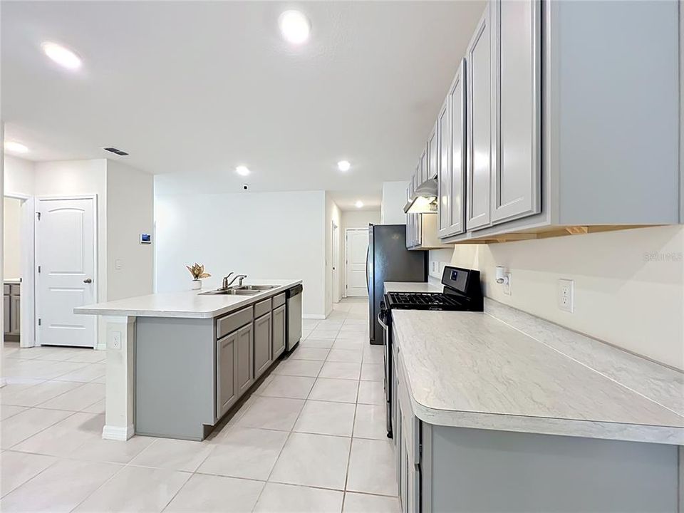 На продажу: $274,999 (2 спален, 2 ванн, 1603 Квадратных фут)