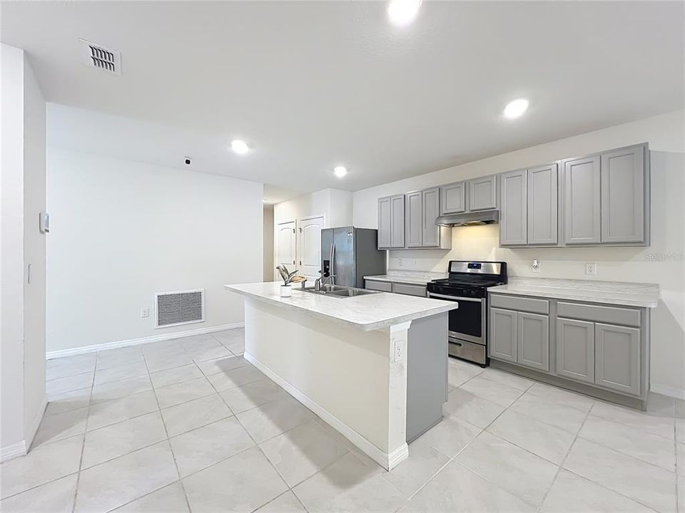 На продажу: $274,999 (2 спален, 2 ванн, 1603 Квадратных фут)