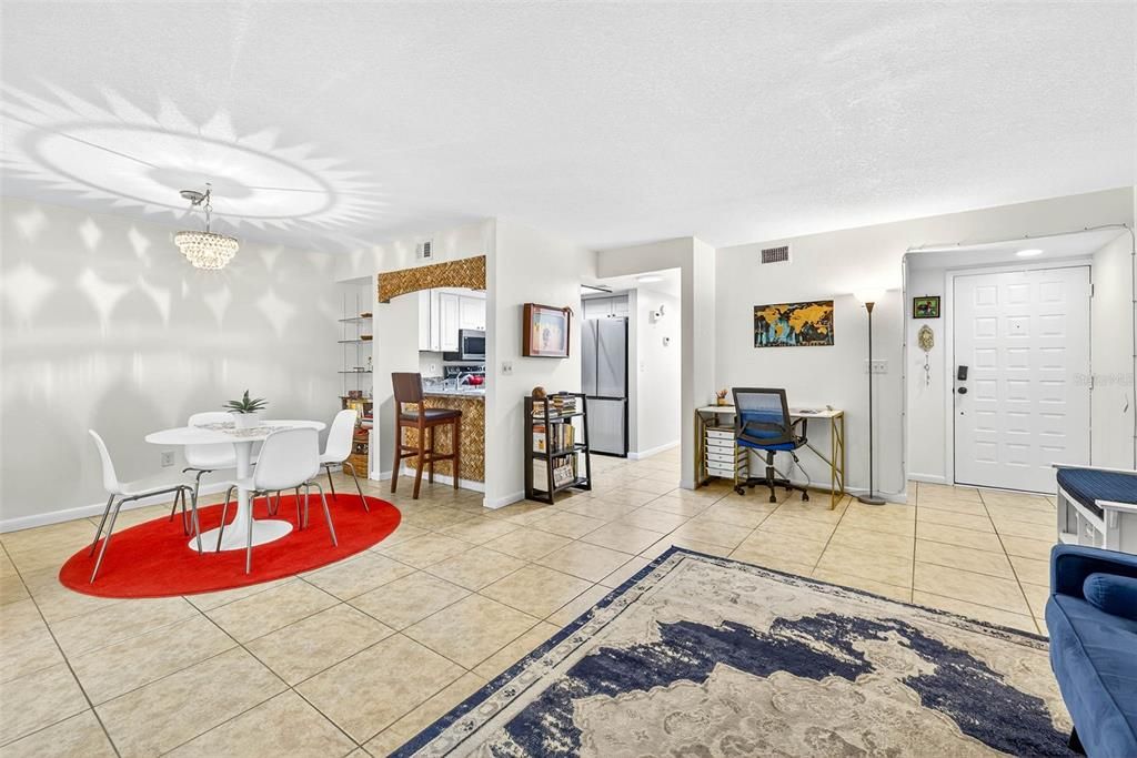 For Rent: $1,500 (1 beds, 1 baths, 817 Square Feet)