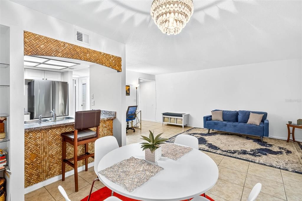 For Rent: $1,500 (1 beds, 1 baths, 817 Square Feet)