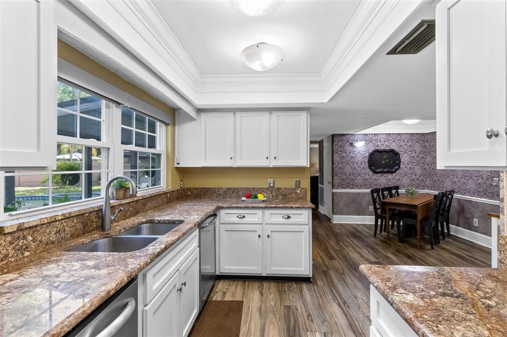Activo con contrato: $560,000 (4 camas, 2 baños, 2456 Pies cuadrados)