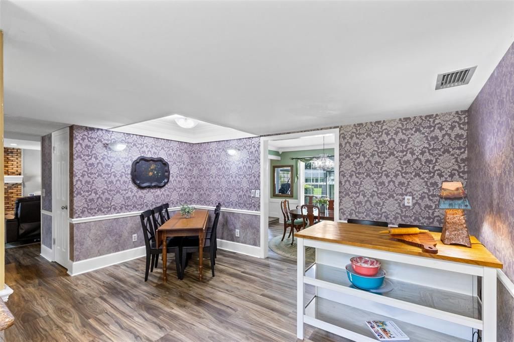 Activo con contrato: $560,000 (4 camas, 2 baños, 2456 Pies cuadrados)