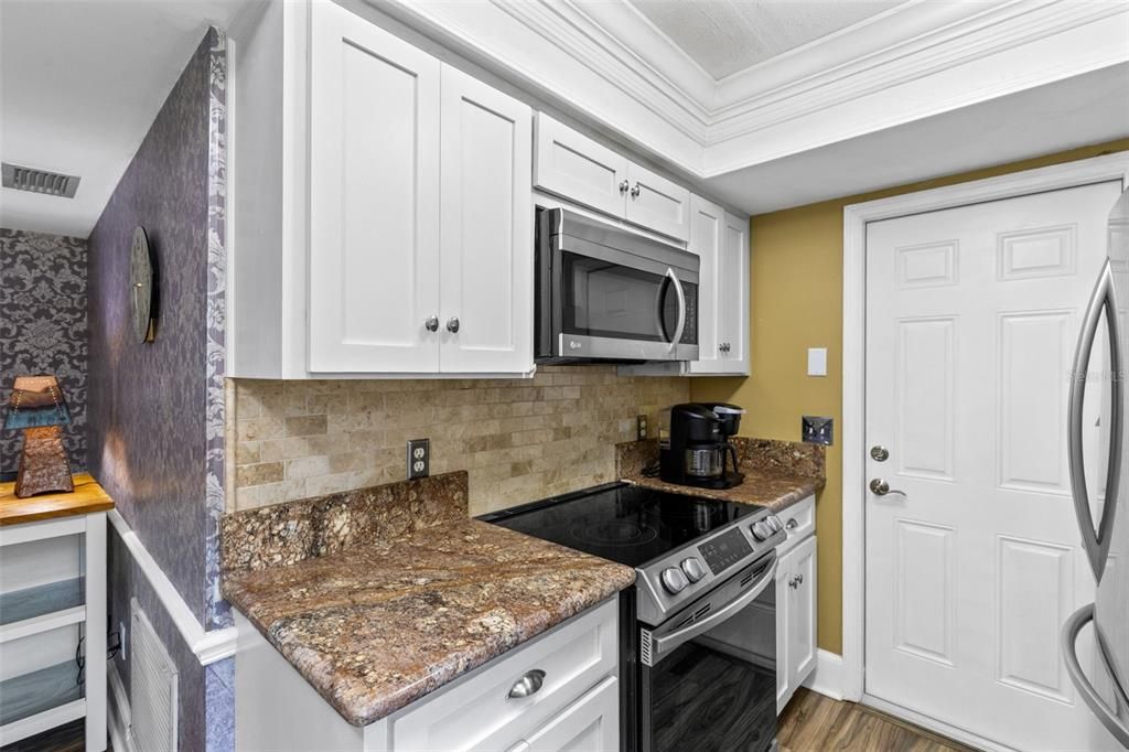 Activo con contrato: $560,000 (4 camas, 2 baños, 2456 Pies cuadrados)