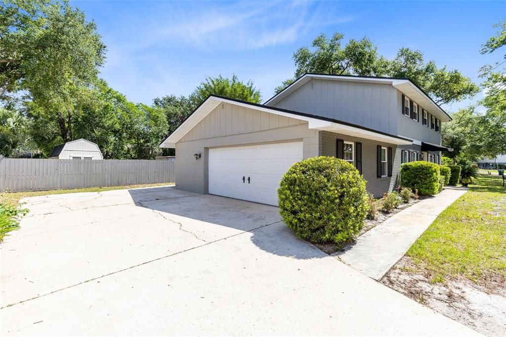 Activo con contrato: $560,000 (4 camas, 2 baños, 2456 Pies cuadrados)