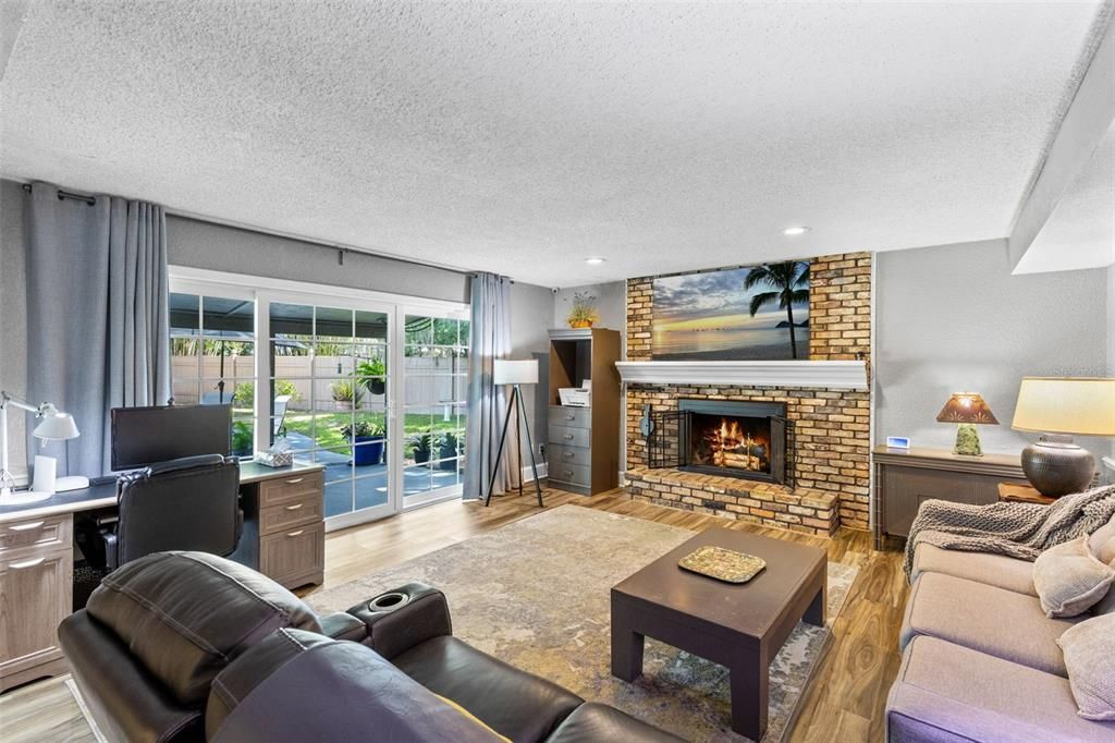 Activo con contrato: $560,000 (4 camas, 2 baños, 2456 Pies cuadrados)