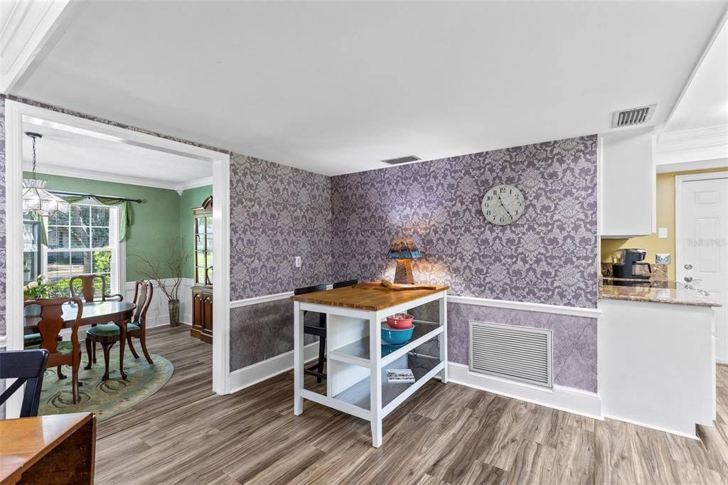 Activo con contrato: $560,000 (4 camas, 2 baños, 2456 Pies cuadrados)